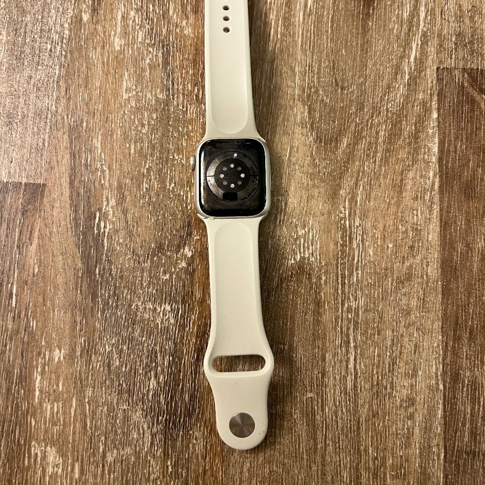 Apple Watch Series 7 (GPS + Cellular, 41mm) Starlight Aluminum Case - Picture 4 of 6